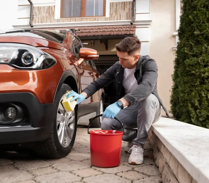 Lavage auto à domicile Bellevigne-les-Châteaux : professionnel intervenant sur un véhicule